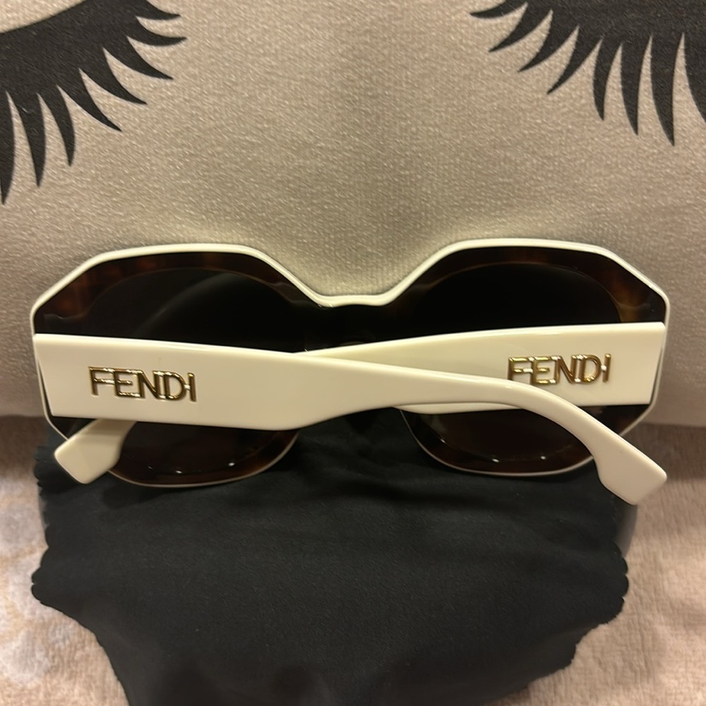 FENDI ☀️ sunglasses - Picture 7 of 9